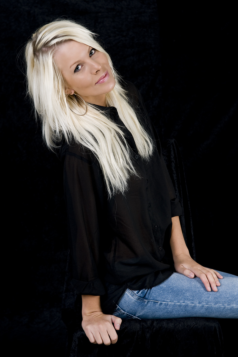 Female model photo shoot of sandralovdahl by Kalle_W