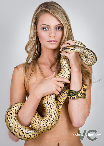 Female model photo shoot of HilaryJane by Victor C