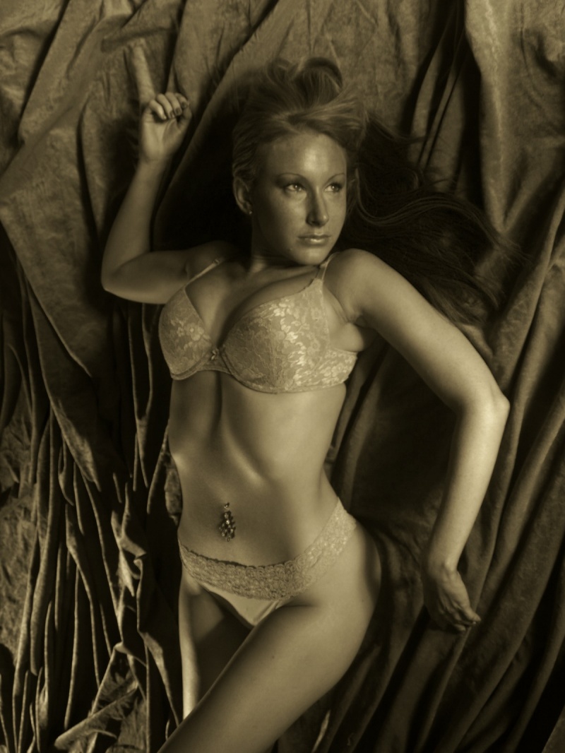 Female model photo shoot of kelly M Hartie
