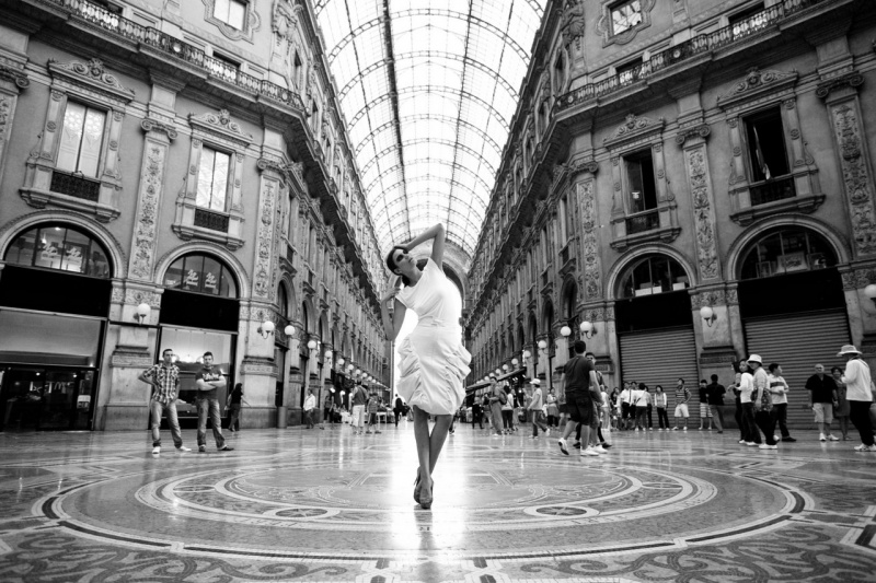Female model photo shoot of ElgaJazzAccessory in Milan, galleria Vittorio Emanuele