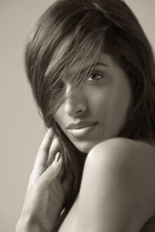 Female model photo shoot of Fernandesss