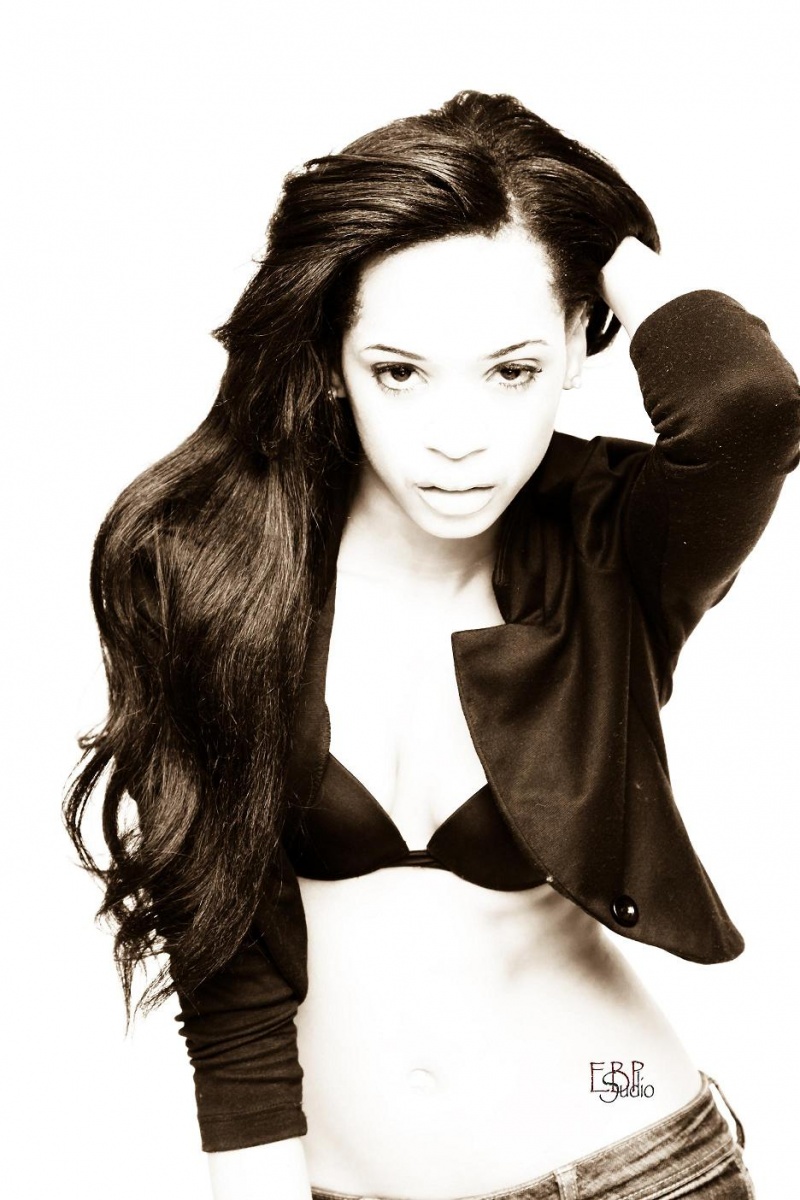Female model photo shoot of Quiana-Michelle Haynes by emiliano baccarini