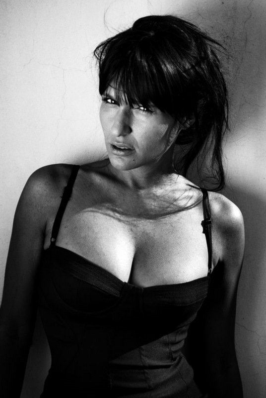 Female model photo shoot of Roberta Paris