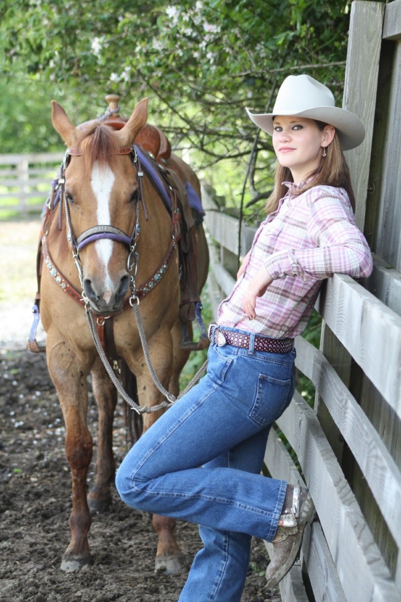 Female model photo shoot of Lindsey Barnes