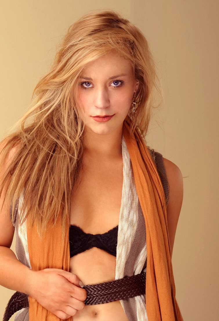 Female model photo shoot of Laura-Hope by Gary Samson