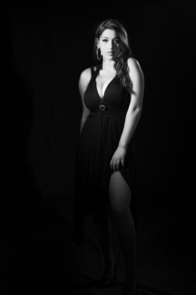 Female model photo shoot of Meeshabix in carlys studio