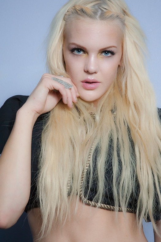 Female model photo shoot of Lindsey  Larsen