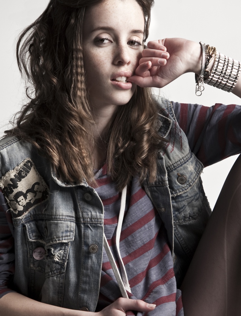 Female model photo shoot of Robin M in Cincinnati, OH, makeup by epixa