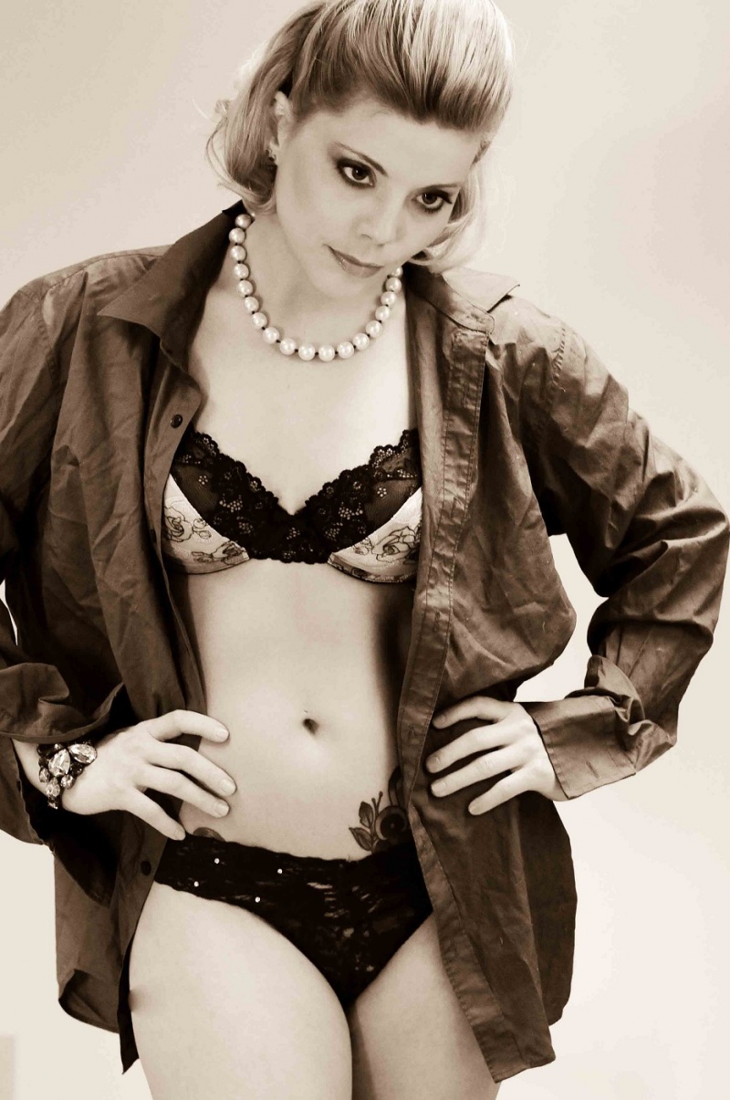Female model photo shoot of Robin Sheree