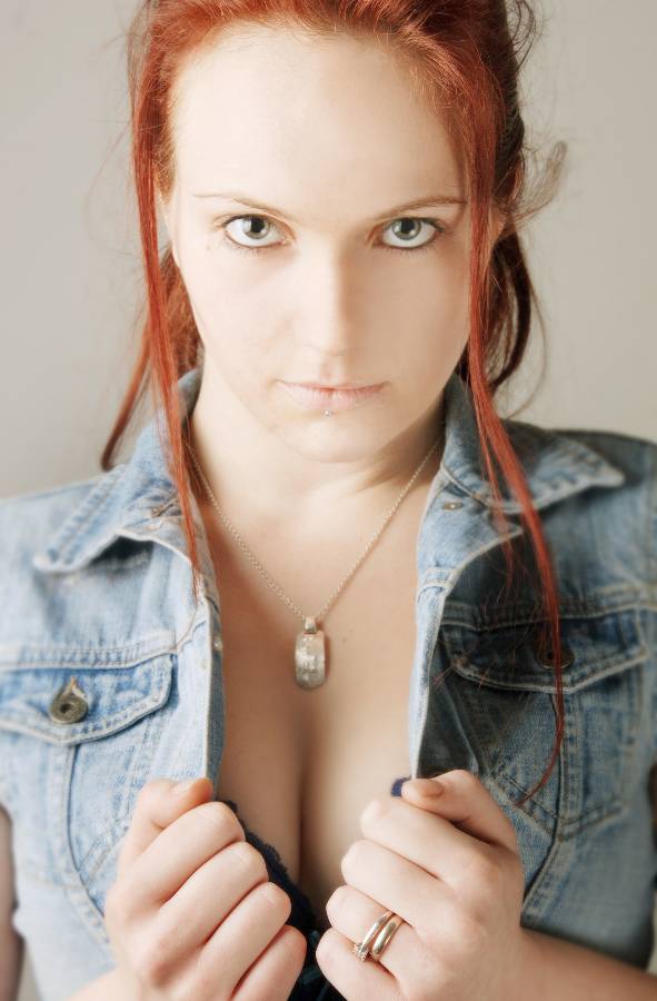Female model photo shoot of Robyn McNish