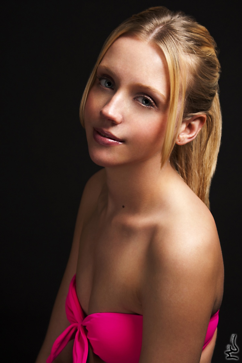 Female model photo shoot of Lindsay Berbs by Mario Irvin Crespo