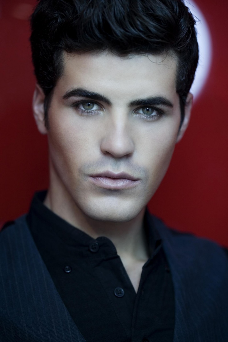 Male model photo shoot of Daniel Duarte in book