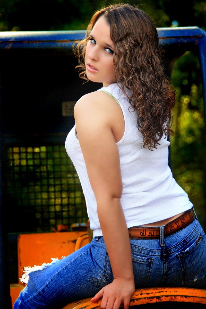 Female model photo shoot of Jakelyn Carter by Angie Parker  in Andalusia, AL.