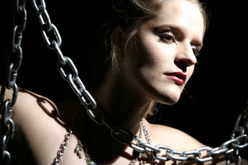 Female model photo shoot of Desdemona von Minx by fotovation