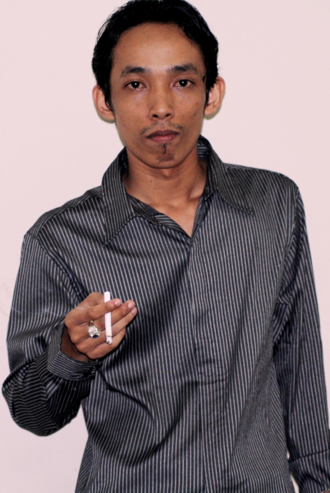 Male model photo shoot of Oom Genit in Palangkaraya