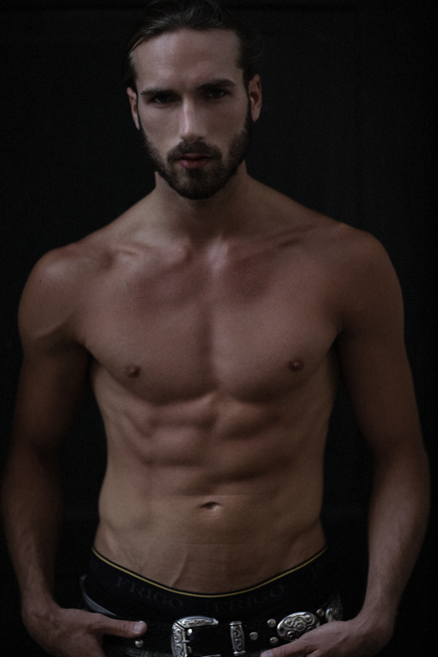 Male model photo shoot of Matthiaso