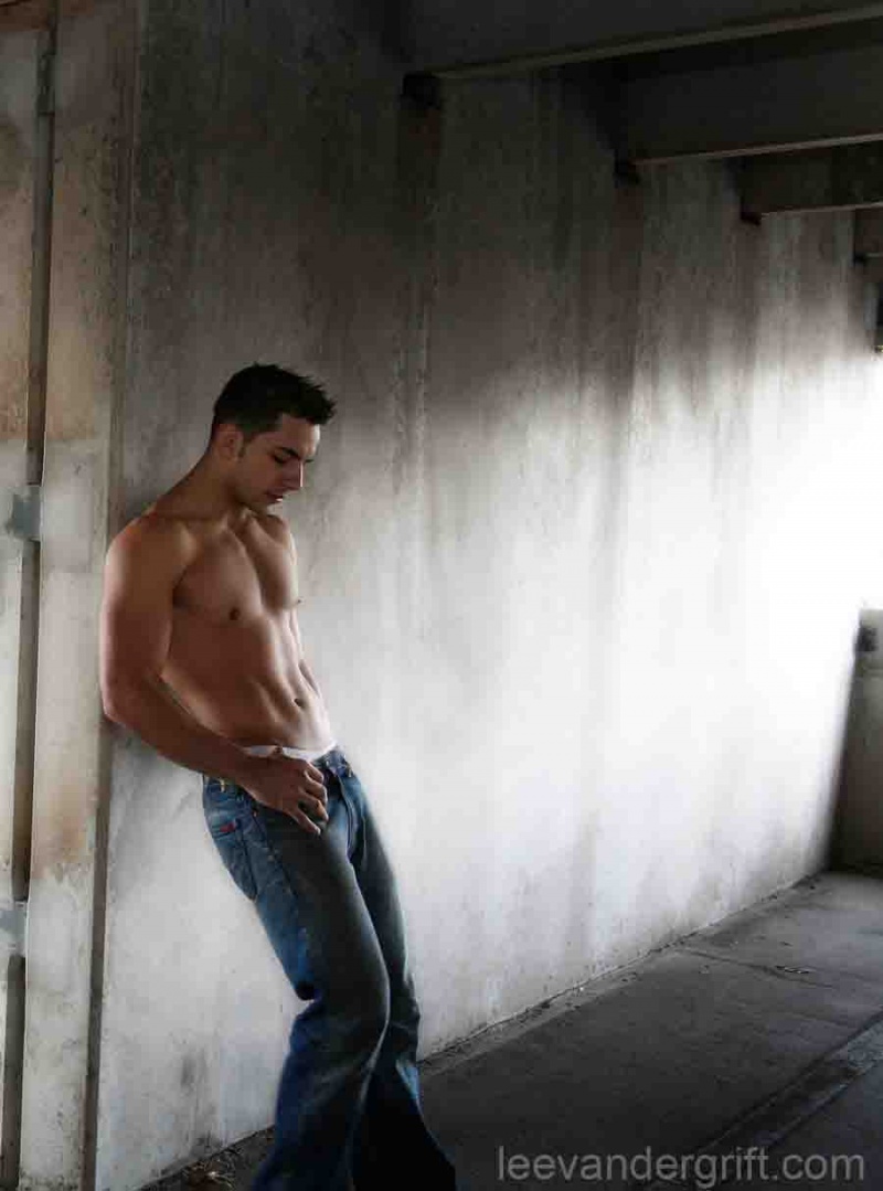 Male model photo shoot of Aaron Round by Lee Vandergrift