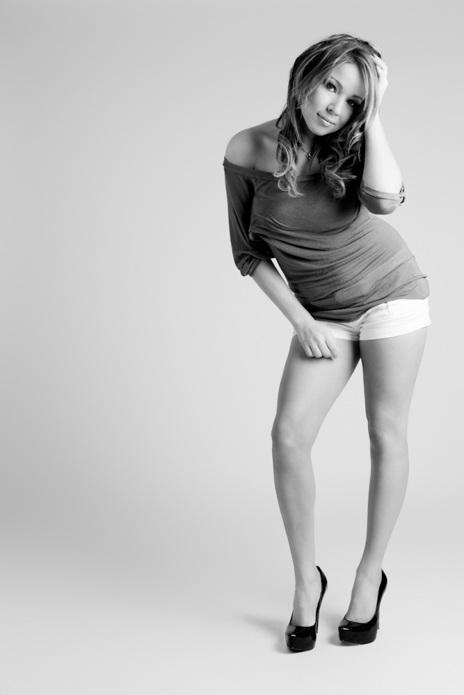 Female model photo shoot of Chelsea denison by AnMon on Model Mayhem
