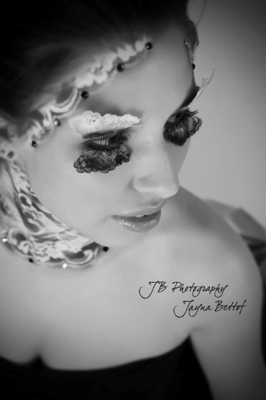 Female model photo shoot of Jayna Bettof