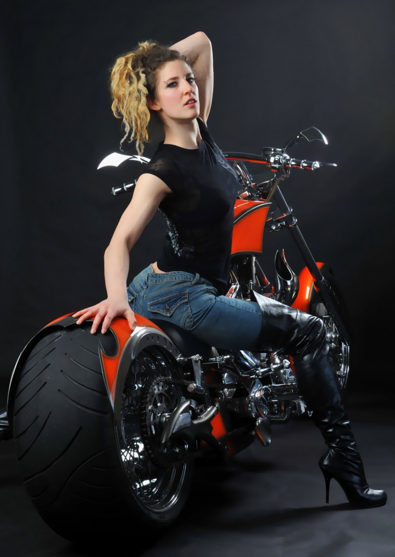 Female model photo shoot of Sara without an H in Rockstar Customs