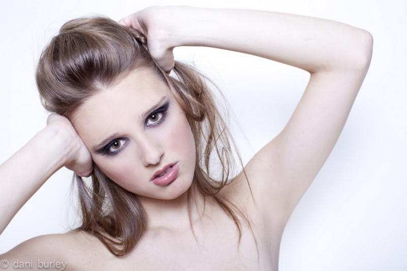 Female model photo shoot of Veronica Rodman Make-up