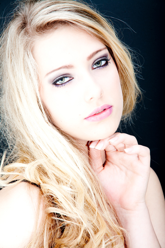 Female model photo shoot of Juliamodel