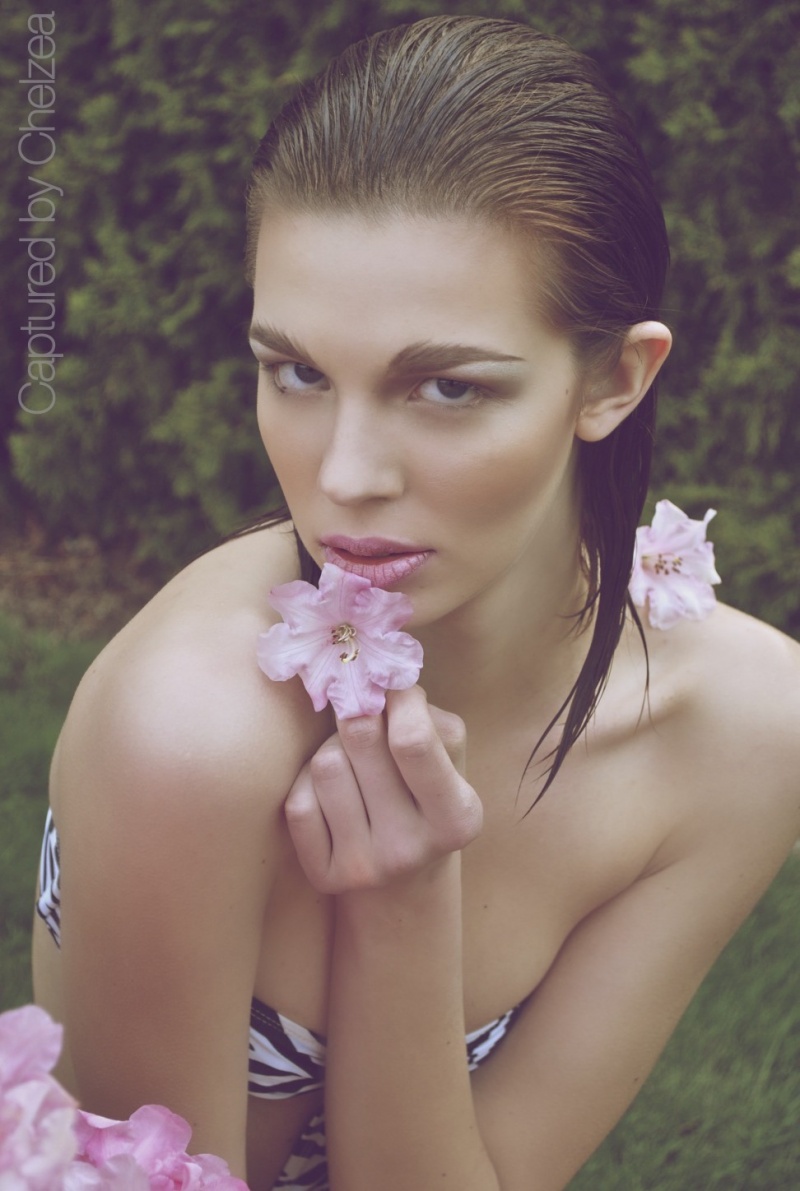 Female model photo shoot of Hellen Torres