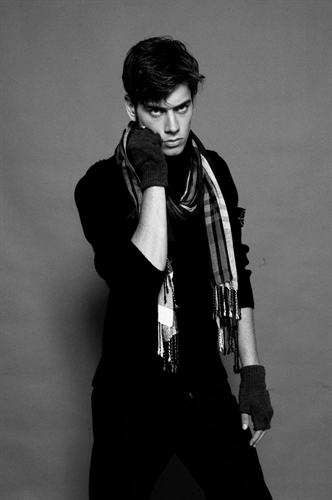 Male model photo shoot of Laurence Grey