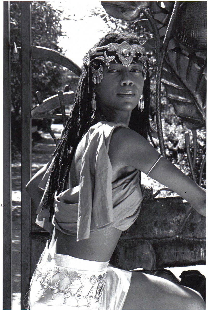 Female model photo shoot of Khenti The Glamazon