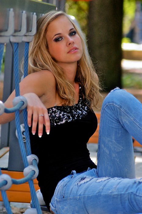 Female model photo shoot of Lara Swan