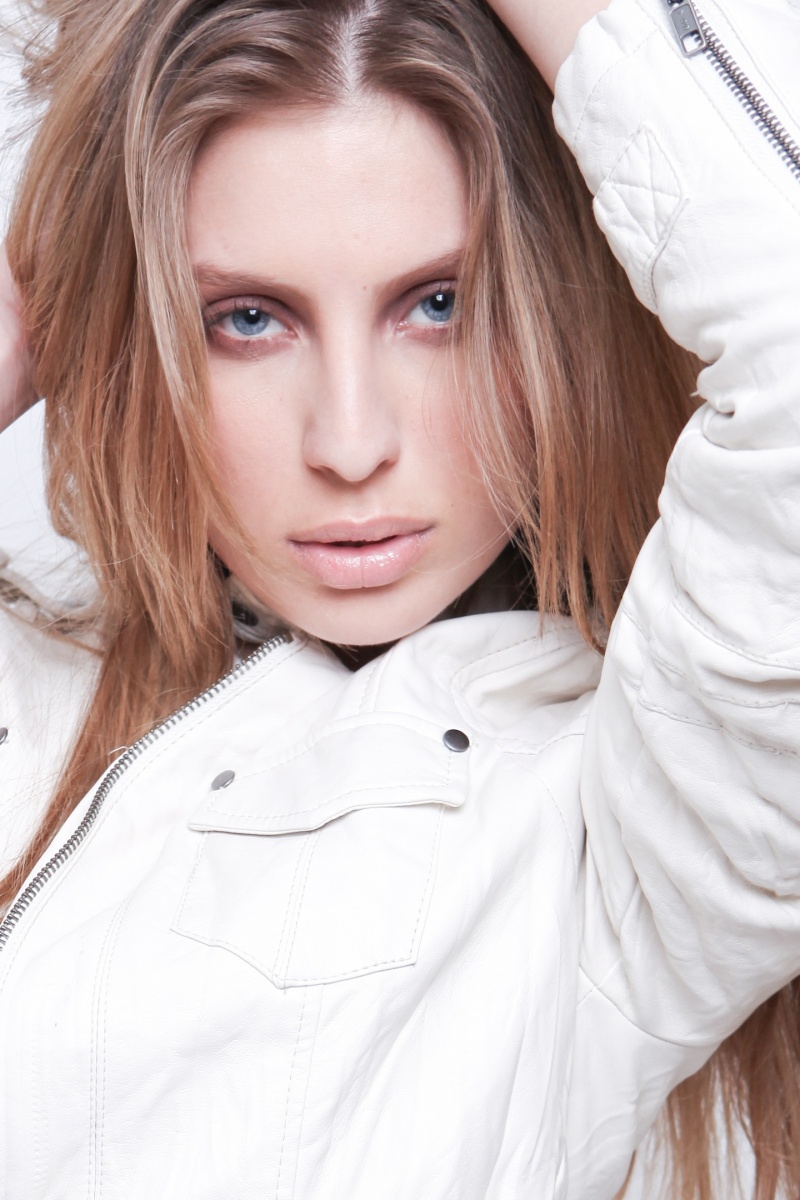 Female model photo shoot of Anna Roland