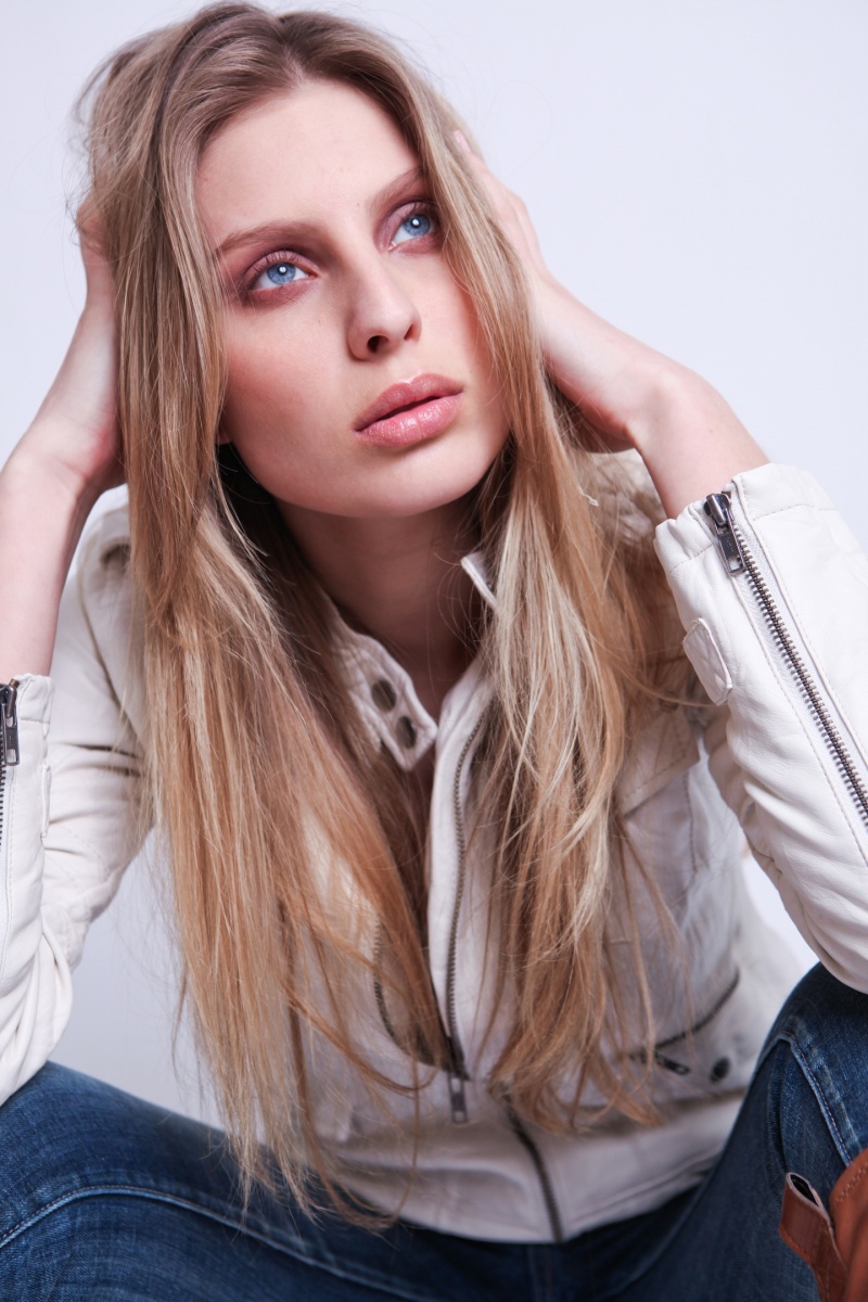 Female model photo shoot of Anna Roland
