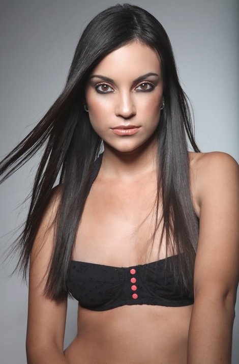 Female model photo shoot of Demaris Flores MUA