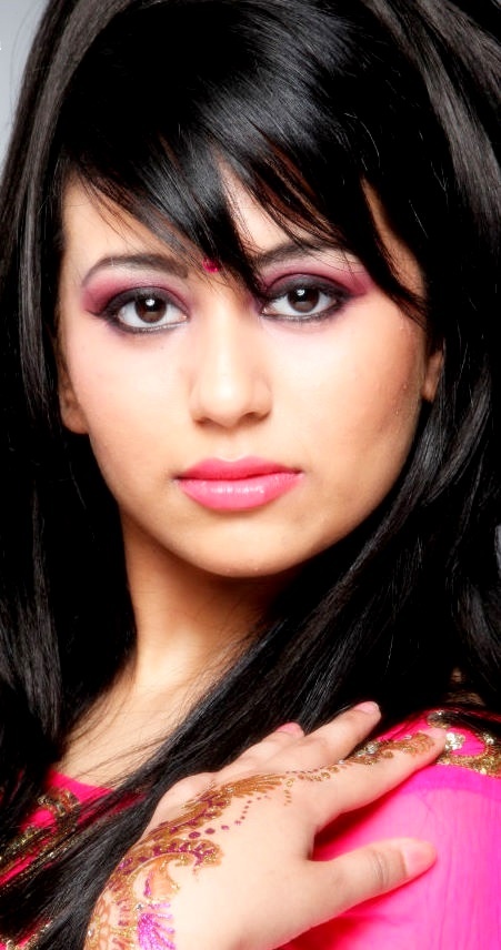 Female model photo shoot of Anika Ahmed