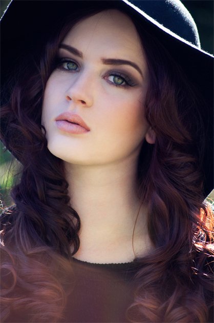 Female model photo shoot of Holly Elizabeth MUA