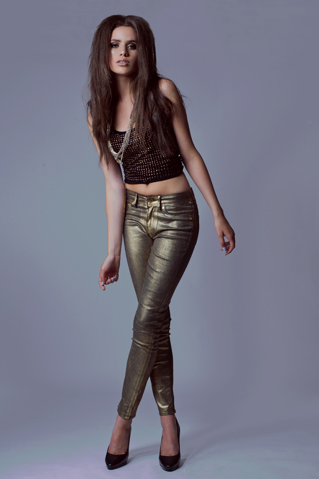 Female model photo shoot of Dany b 