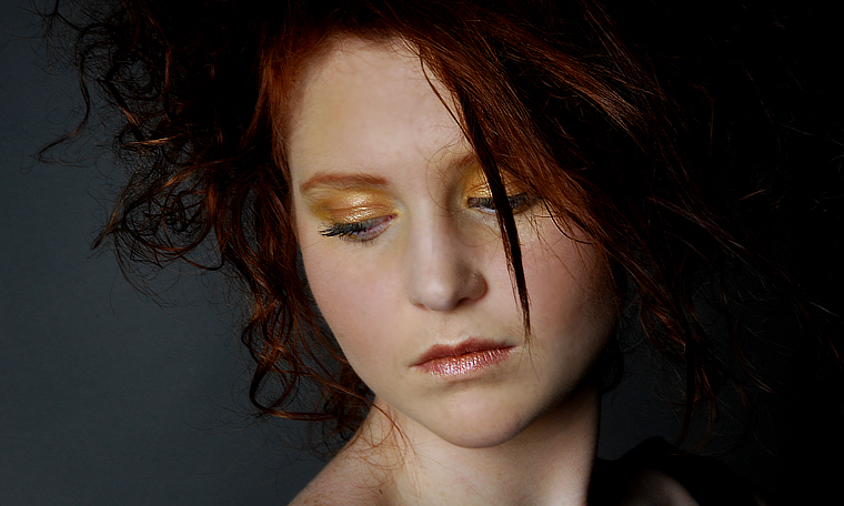 Female model photo shoot of Rachel Aylward