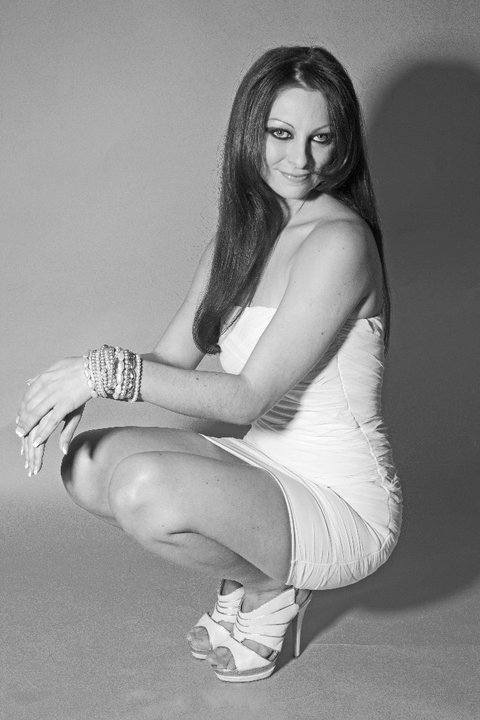 Female model photo shoot of Donna Briggs