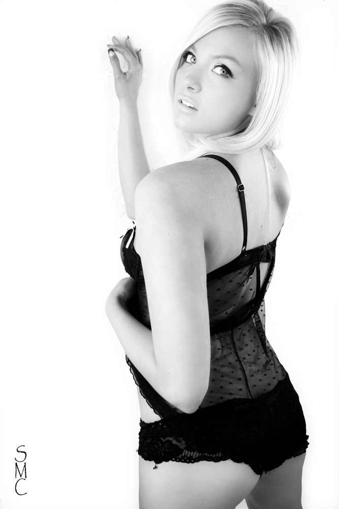 Female model photo shoot of Kyra Renk