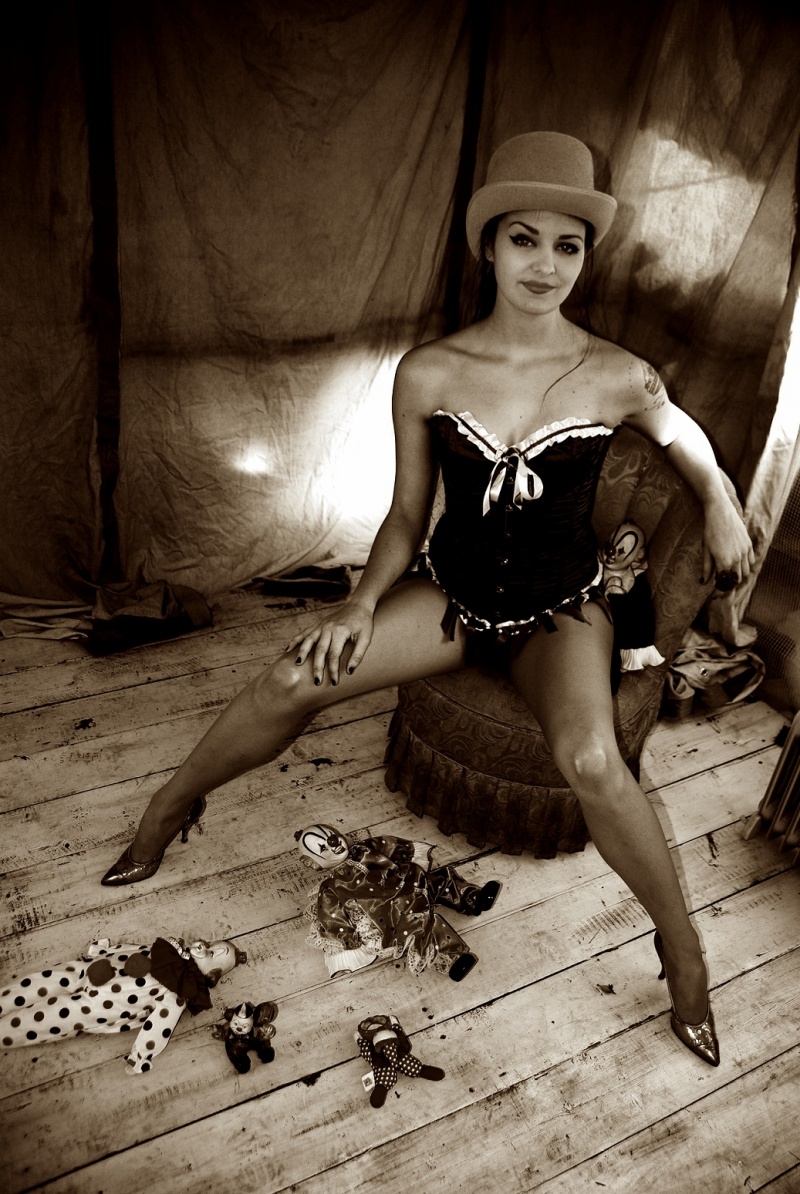 Female model photo shoot of Nessa Voodoo by peter kelly