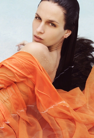 Female model photo shoot of AliceLopez