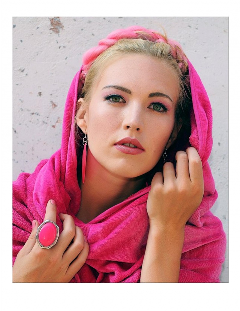Female model photo shoot of Elana Priel Watts