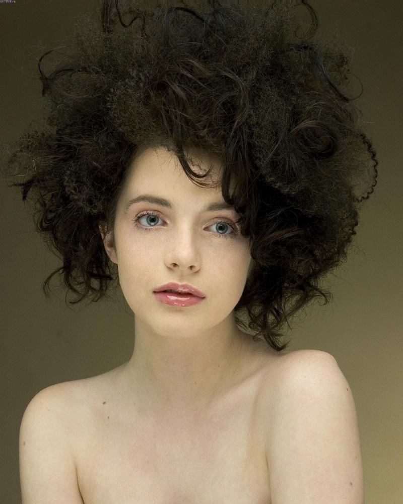 Female model photo shoot of Laura Boland Hair 