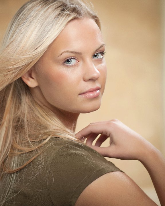Female model photo shoot of Stevie Kallio