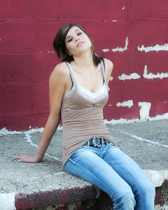 Female model photo shoot of Lindsay Ottomanelli