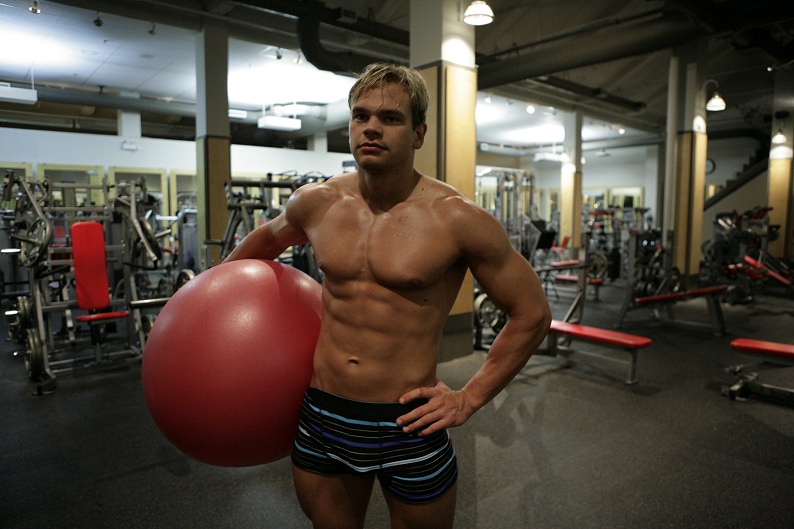 Male model photo shoot of Oskar Moller in Gym