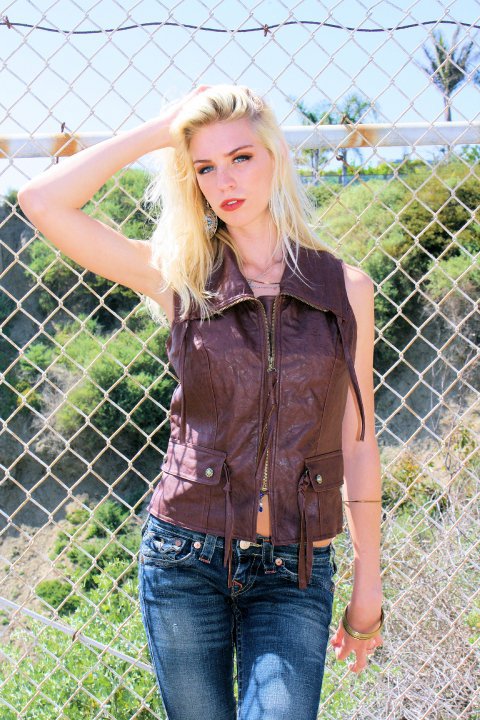 Female model photo shoot of Taylor Gross