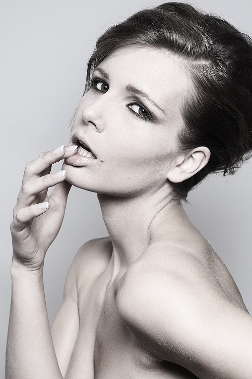 Female model photo shoot of modelsaskia by Peter van Alphen in Nederland, makeup by Tara Meriam