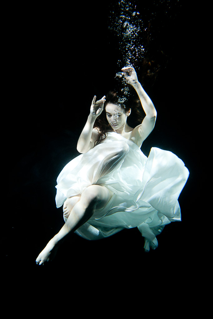 Male and Female model photo shoot of Holt Photographic and Lyndsey Gago in underwater, duh!