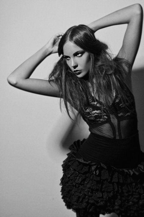 Female model photo shoot of Amanda_Maandag